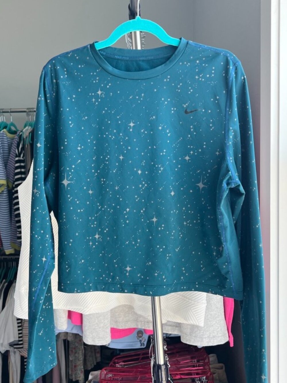 NIKE Cropped Dri-Fit Long Sleeve Top with Stars Pattern